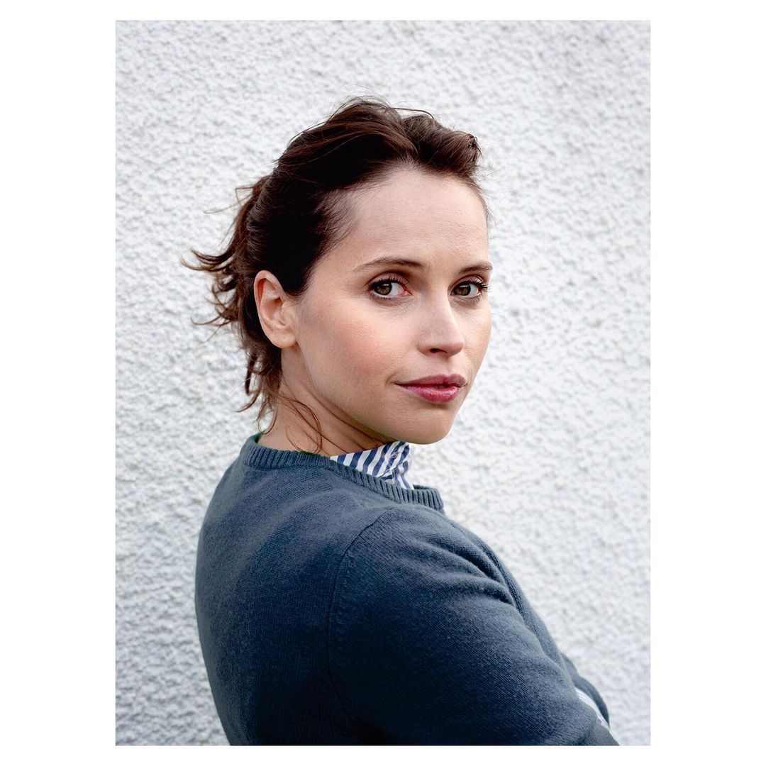 FelicityJBRcom's tweet photo. 📸 • Nick Delaney via Instagram com um novo portrait de Felicity Jones tirado há alguns anos atrás. https://t.co/vX9JmLojiy
