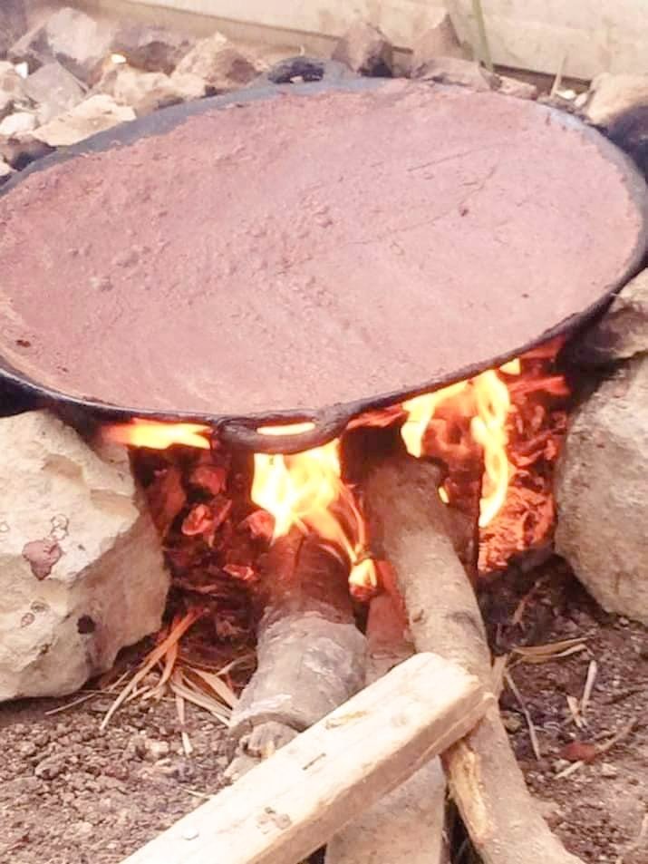 Hamdi_wrqa's tweet photo. السيدة التي ابتكرت الحلو مر اسمها آمنة بت عبد الرازق ود الفحل في بربر سنة ١٨٦٠م، وكان ذلك بالصدفة حيث كانت تحتفظ بجوال عيش ( فتريتة) في مخزنها، وحدث ان نزلت أمطار، ووصلت لجوال العيش عبر السقف؛ فنبت في داخل الجوال مكونآ ( الزريعة) ولحوجتها له قامت بتجفيفه وطحنه، وعواسته https://t.co/KjQxDfHBdd