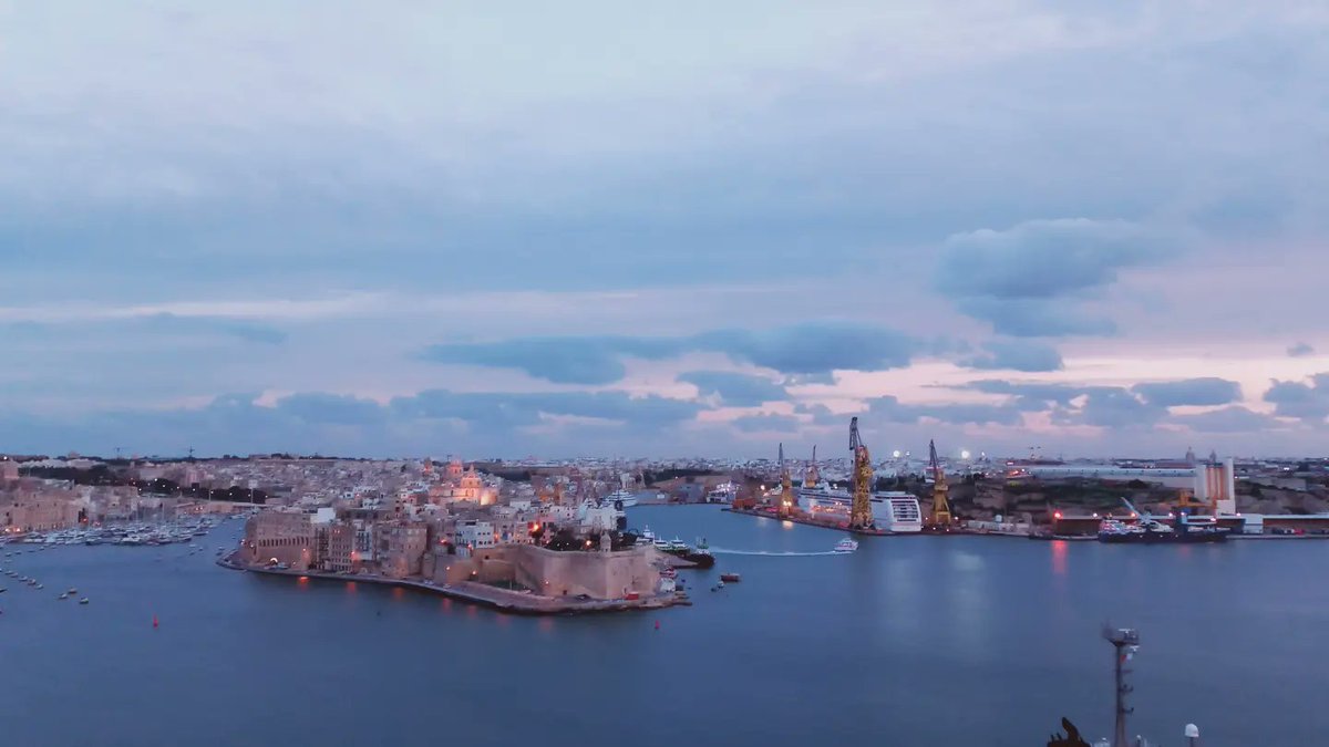 "C’è come un fumo nell’aria primaverile,
un fumo che fa rosa i parchi, le piccole statue,
come se una tenerezza si svegliasse,
una tenerezza inesauribile, qualcosa che guarisce."

Silvia Plath 
#AspettandoLaPrimavera <a href="/SalaLettura/">©️ Il Caffè Letterario</a>