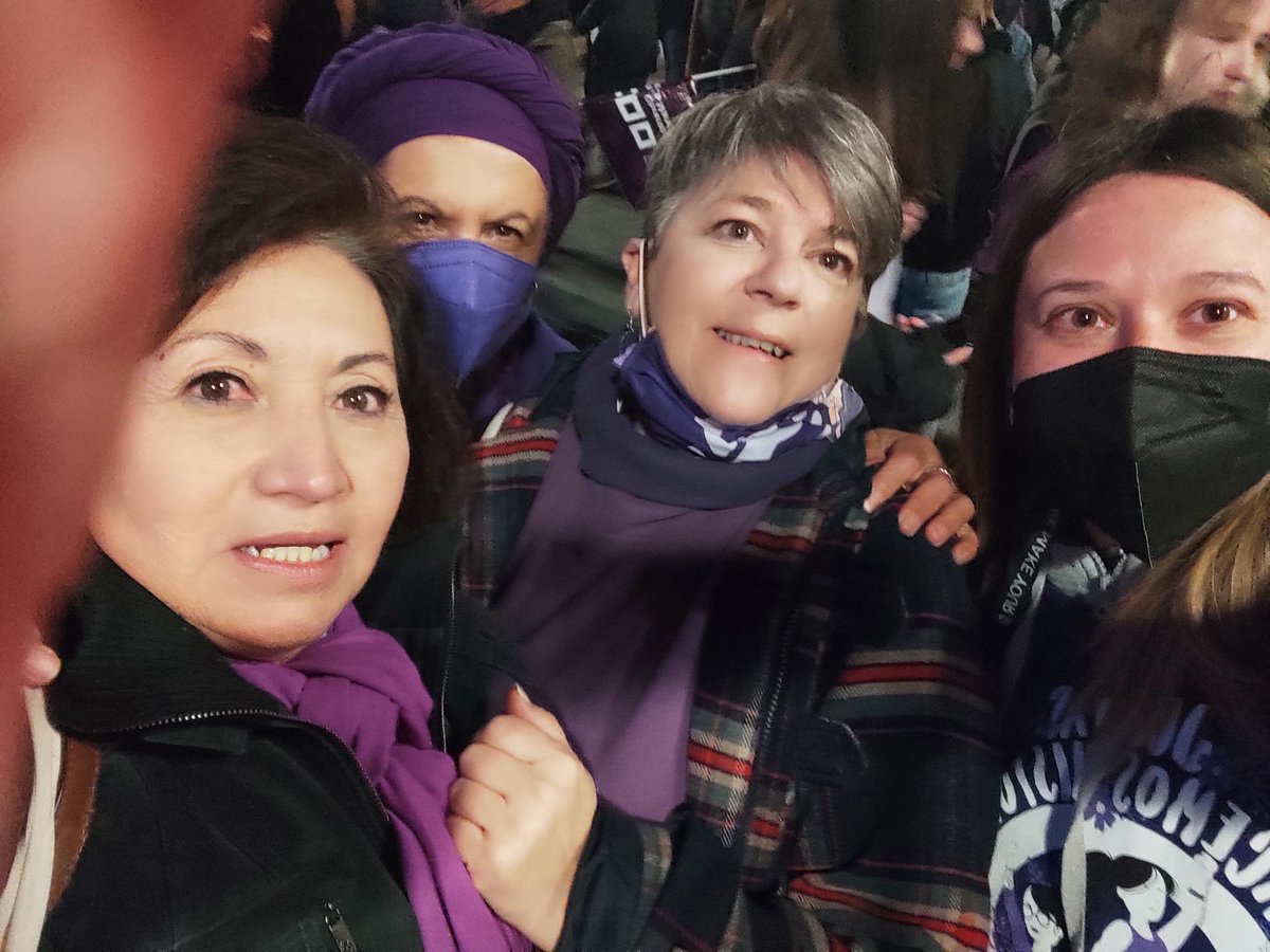 LaGataVioleta2's tweet photo. Emocionante #8M en #Toledo, las calles teñidas de violeta. El feminismo es el camino.  Feliz de compartirlo con tantas compañeras de lucha @sagrenas https://t.co/IwiRj7Muko