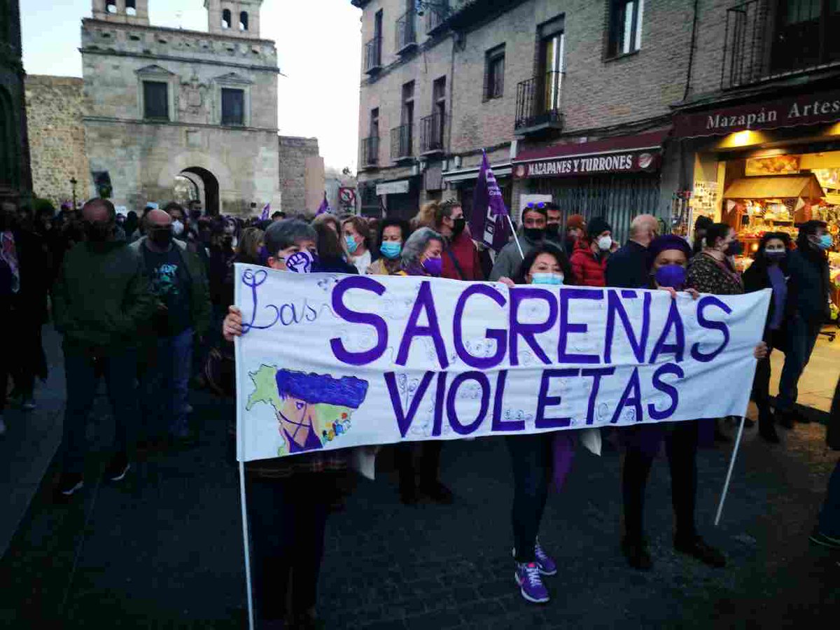 LaGataVioleta2's tweet photo. Emocionante #8M en #Toledo, las calles teñidas de violeta. El feminismo es el camino.  Feliz de compartirlo con tantas compañeras de lucha @sagrenas https://t.co/IwiRj7Muko
