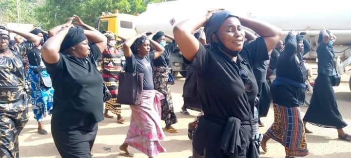 keblaaa's tweet photo. À Sarh plusieurs femmes 👸🏽ont défilé en noir🖤en mémoire aux victimes 💔 de #Sandana.
Je salue votre bravoure et courage chères dames 👸🏽 dans les 23 régions que compte le Tchad vous seules avaient pensez aux victimes 💔 et leurs familles.
Merci infiniment pour ce beau marche..... https://t.co/0EuDKWFwft
