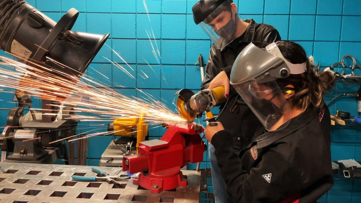 PurdueBechtel's tweet photo. Hot works training and fun workshop for new learners to get hands-on experience on machining tools. 

Follow us to stay updated on projects going on in the center.

#training #machining #bechtelpurdue #purduebechtel #manufacturing #engineering #cutting #technology #purdue #deisgn https://t.co/Kqg8xzKvBE