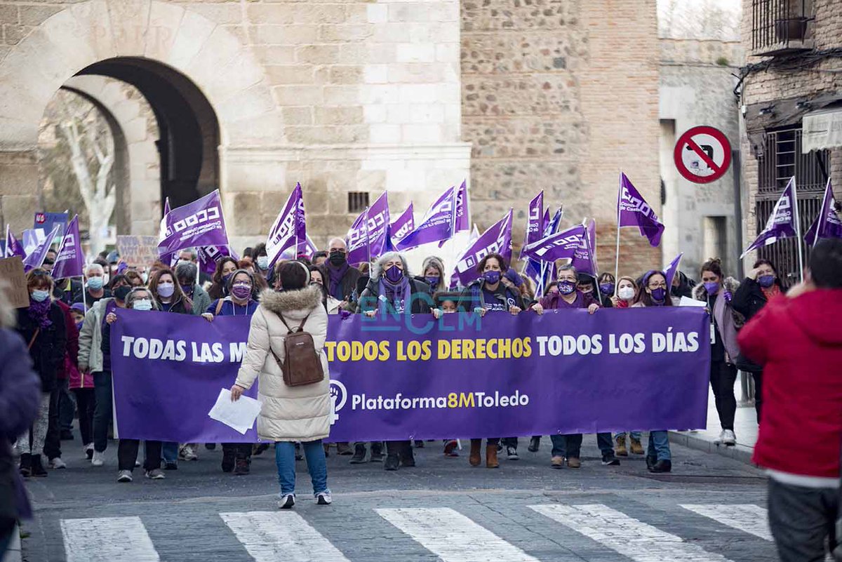Enclmdiario's tweet photo. #Fotos El 8M vuelve a teñir de feminismo las calles de Toledo, las fotos de las manifestaciones @toledoayto @8m_toledo @milagrostolon @fernandoredondo 
https://t.co/FcKRQ5iA3K https://t.co/PmVh7pwOHI