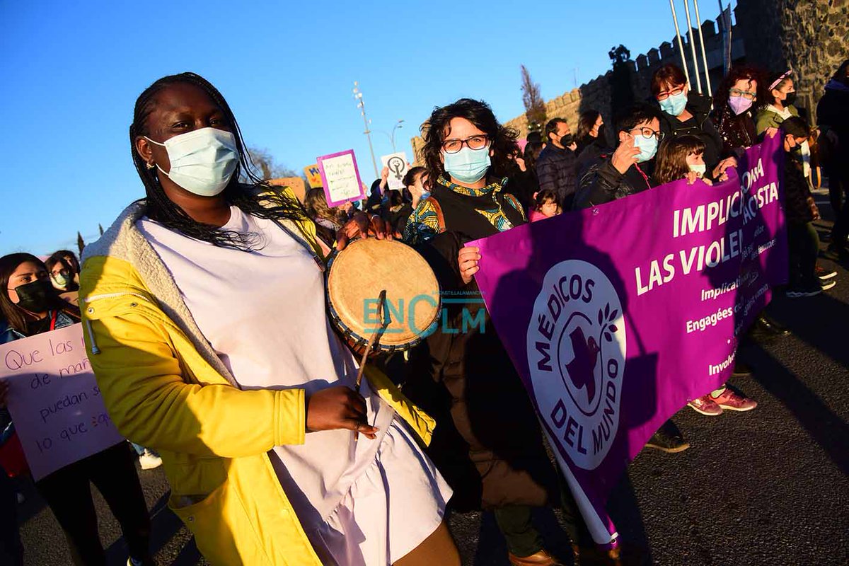 Enclmdiario's tweet photo. #Fotos El 8M vuelve a teñir de feminismo las calles de Toledo, las fotos de las manifestaciones @toledoayto @8m_toledo @milagrostolon @fernandoredondo 
https://t.co/FcKRQ5iA3K https://t.co/PmVh7pwOHI