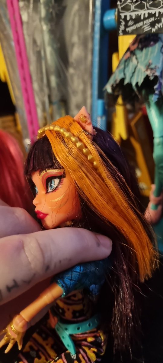 OGDollCollector's tweet photo. The only sad thing about my cleoli doll is that this strip of hair wasn't stuck in the right place so I had to brush it out 🥺
#fyp #MonsterHigh #dollcollector #DollCollection #dolltwt #MonsterHighDoll #EverAfterHigh #MHDoll #RainbowHigh #shadowhigh https://t.co/eYNhHPRok4