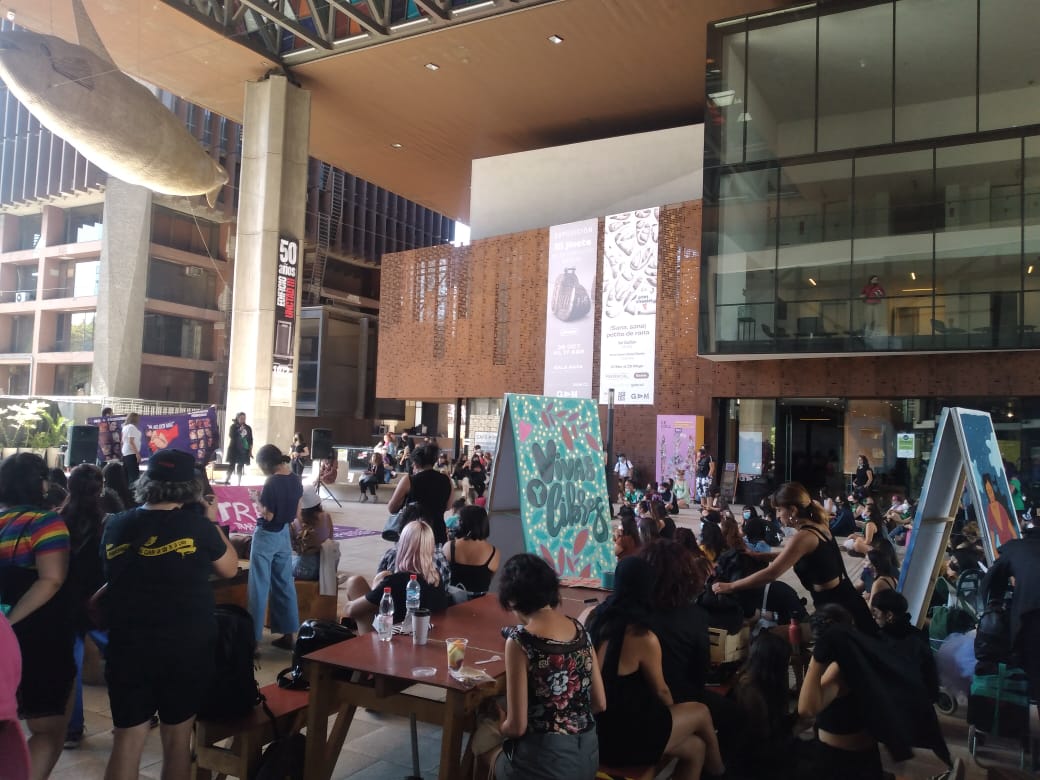 En #Santiago, <a href="/mavargasa/">Mónica Vargas Aguirre</a> <a href="/marce_ruiz_/">Marce Ruiz</a> en la conmemoración del #8Marzo2022