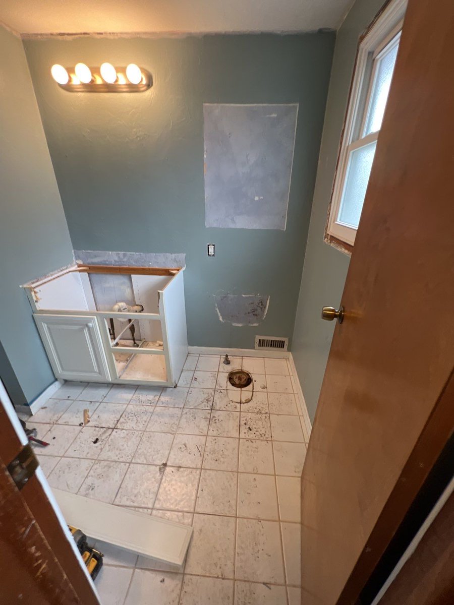 HomeHelpersSol's tweet image. Demo is moving right along here! 🛠⁣
The guys have taken just about everything out of the house, removed the trim in every room &amp;amp; are getting it ready for all of the new features soon to come! 🤩 Stay tuned for more updates!⁣
HomeHelpersSolutions.com👀⁣⁣
⁣#waterfordflipkings