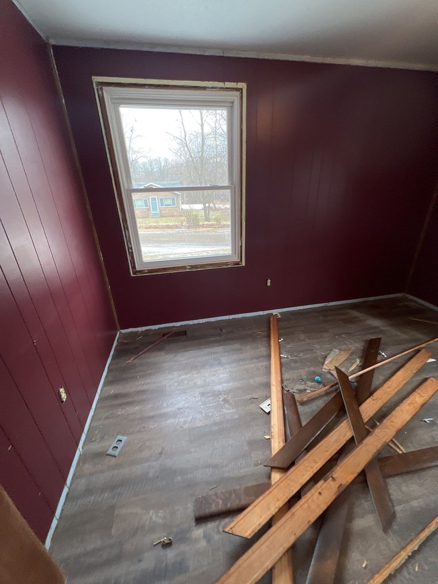 HomeHelpersSol's tweet image. Demo is moving right along here! 🛠⁣
The guys have taken just about everything out of the house, removed the trim in every room &amp;amp; are getting it ready for all of the new features soon to come! 🤩 Stay tuned for more updates!⁣
HomeHelpersSolutions.com👀⁣⁣
⁣#waterfordflipkings