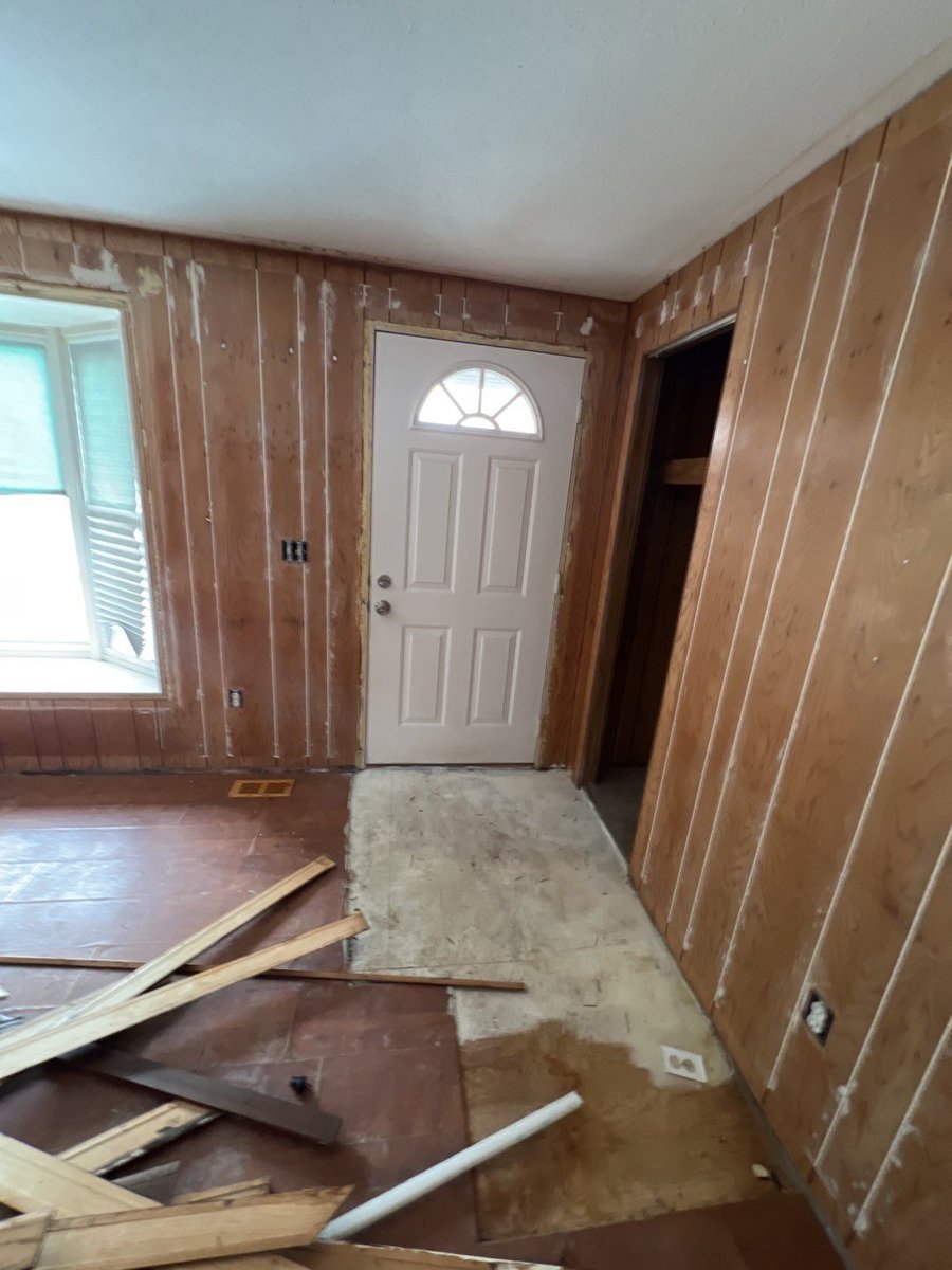 HomeHelpersSol's tweet image. Demo is moving right along here! 🛠⁣
The guys have taken just about everything out of the house, removed the trim in every room &amp;amp; are getting it ready for all of the new features soon to come! 🤩 Stay tuned for more updates!⁣
HomeHelpersSolutions.com👀⁣⁣
⁣#waterfordflipkings
