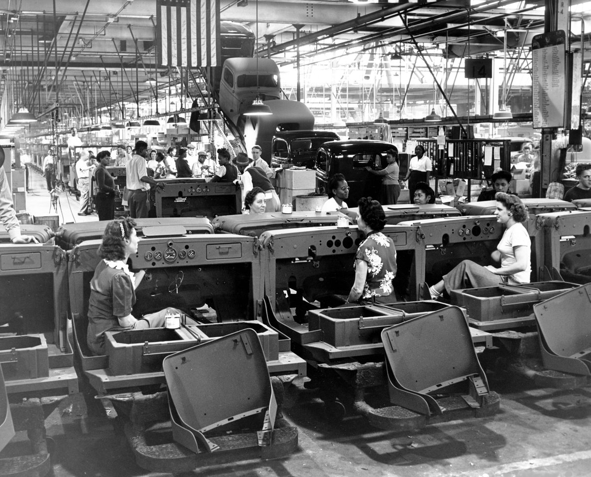 MaynardsGarage's tweet photo. In tribute to International Women's Day. This Chrysler PR image from the early 1940s shows what was likely Chrysler Group’s Warren Truck Assembly in Michigan. #breakthebias #InternationalWomensDay #IWD #IWD2022 @KathyatChrysler #dodgeWC #dodgepowerwagon #dodgenation #Wartime https://t.co/7qYv21kmuK