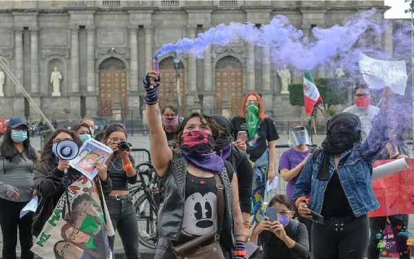 Sweet_Devil12's tweet photo. Estudien para que no sean madres solteras, dejadas, mal vestidas, destruyendo patrimonio y exigiendo que el gobierno resuelva SUS decisiones, recuerden que cada mujer elige cómo, a qué hora y con quién sale o se casa. https://t.co/3TAEJCzFrf