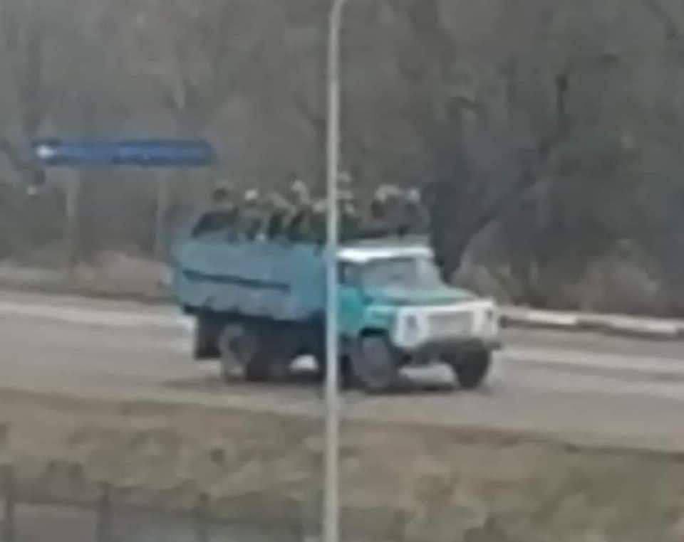 aprilwright's tweet photo. POV: You’re being sent to fight in a war you don’t believe in, and your leader is shipping you to the front in a dump truck?
I would be surrendering, too.
#putinisfailing https://t.co/yE57hs9FUp