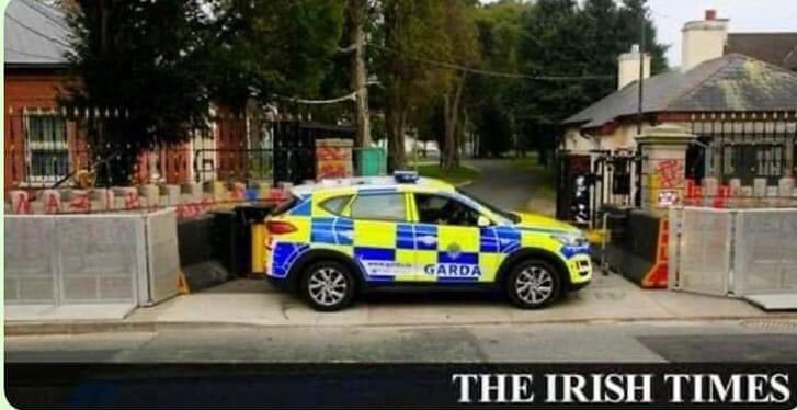 The Garda (Irish Police) are now parked in front of the Russian Embassy after the gates were rammed.

LOOK AT THE COLOUR SCHEME of the car, you couldn’t make it up 🇺🇦 😂
#StandWithUkraine️ #UkraineRussianWar