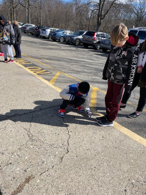 MsPagliaro's tweet photo. Today we observed and traced our shadow to see how it changed during the day! ☀️ ⛅️ https://t.co/vr3RDQAsj3