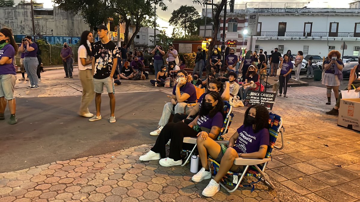 PulsoEST's tweet photo. #8MPR | La @ColeFeminista está llevando a cabo el Quilombo feminista en la Calle Robles en Río Piedras para cerrar la conmemoración del día de hoy. https://t.co/mT9DSBzyLo