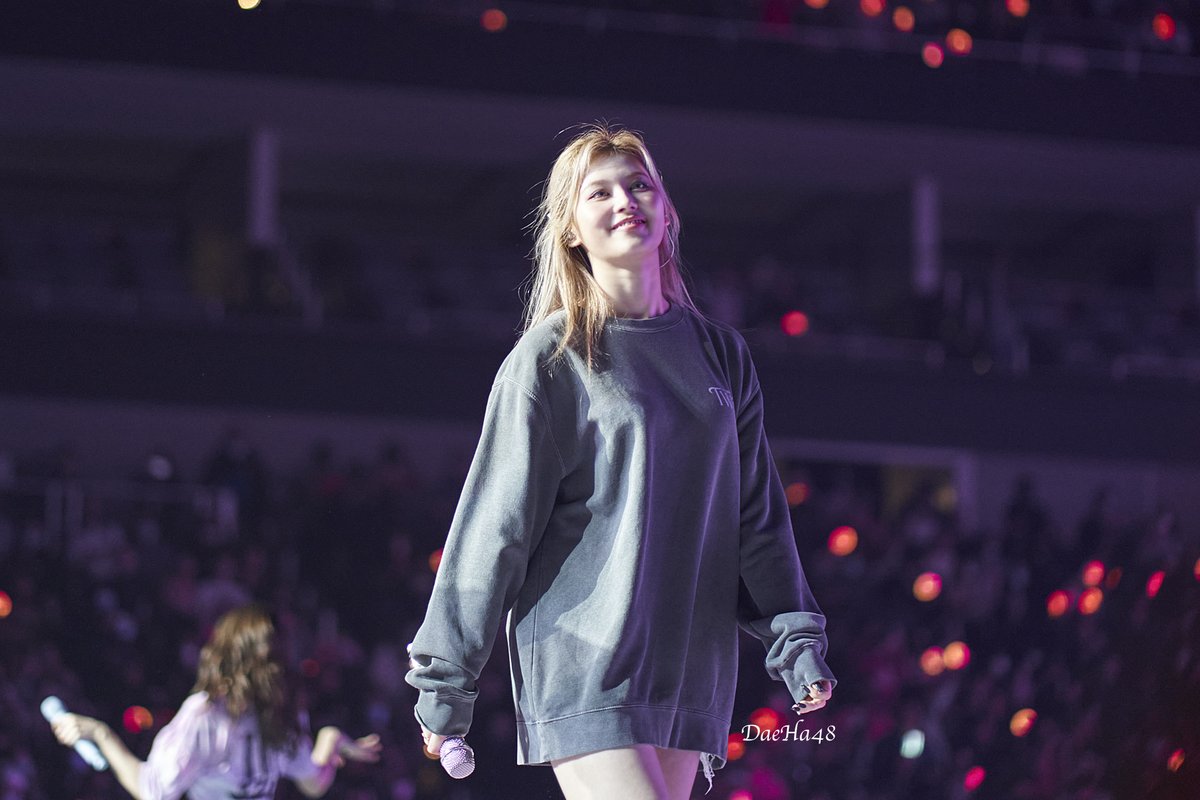 DaeHa48's tweet photo. 220222 Dallas Concert Sana

#트와이스 #TWICE #SANA #사나 https://t.co/gjsyaeWq1I