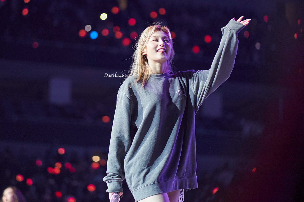 DaeHa48's tweet photo. 220222 Dallas Concert Sana

#트와이스 #TWICE #SANA #사나 https://t.co/gjsyaeWq1I