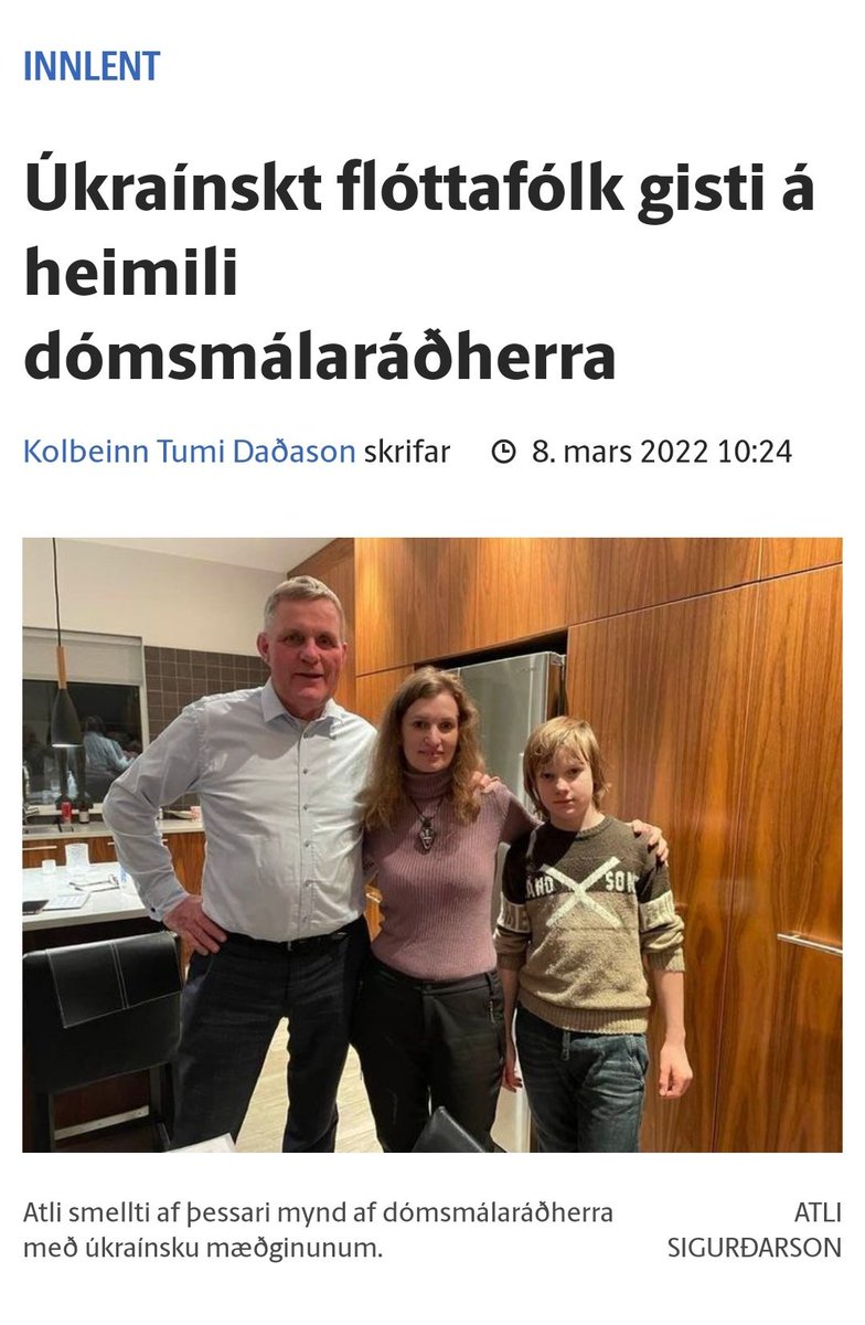 "Hvítt flóttafólk gisti á heimili eins mesta rasista landsins eftir að hann hafði sagt brúnu flóttafólki að éta fokking skít árum saman."
Það þurfti bara aðeins að laga þessa fyrirsögn...