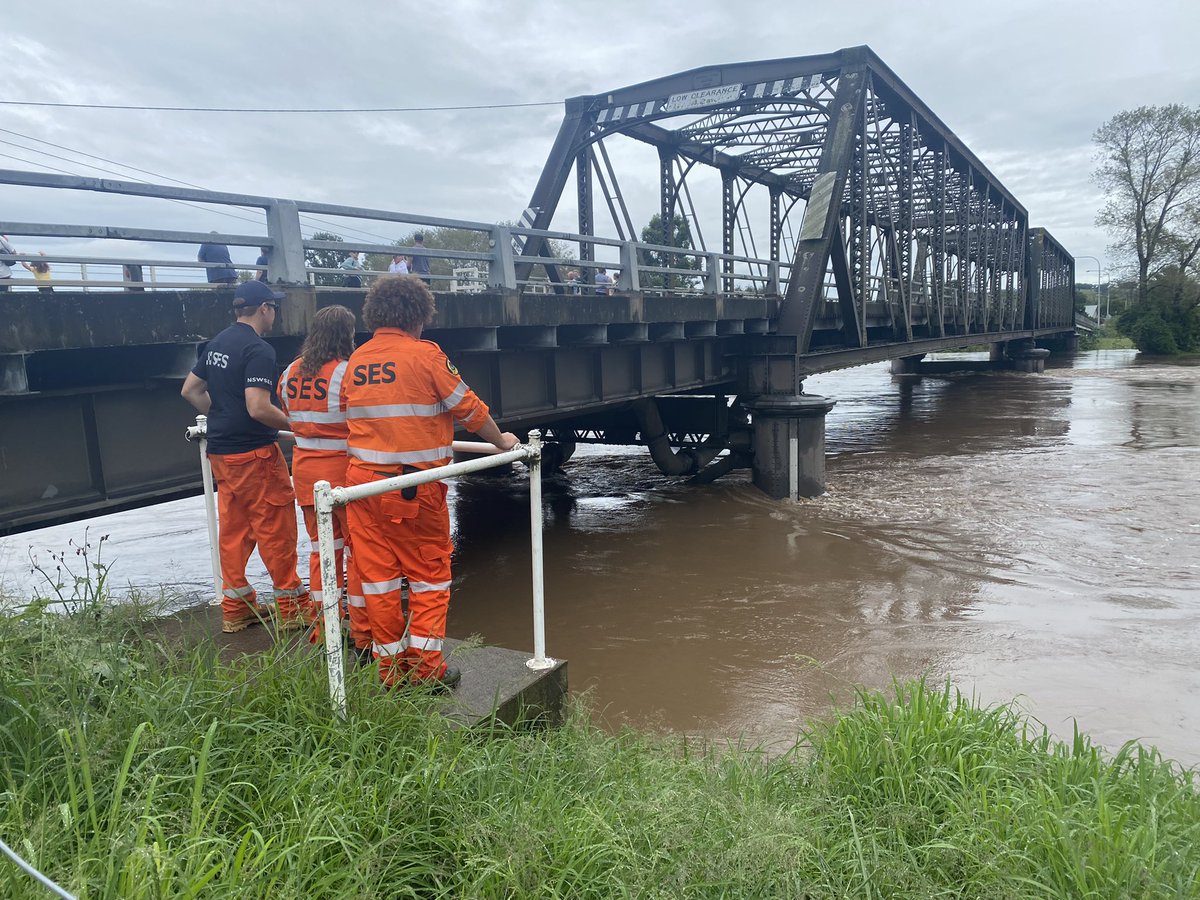 Adam_Murray97's tweet photo. .@NSWSES double checking gauges at Singleton’s Dunolly Ford Bridge.
Level is 12.85 metres.
@nbnnews https://t.co/YHsbGMnuu6