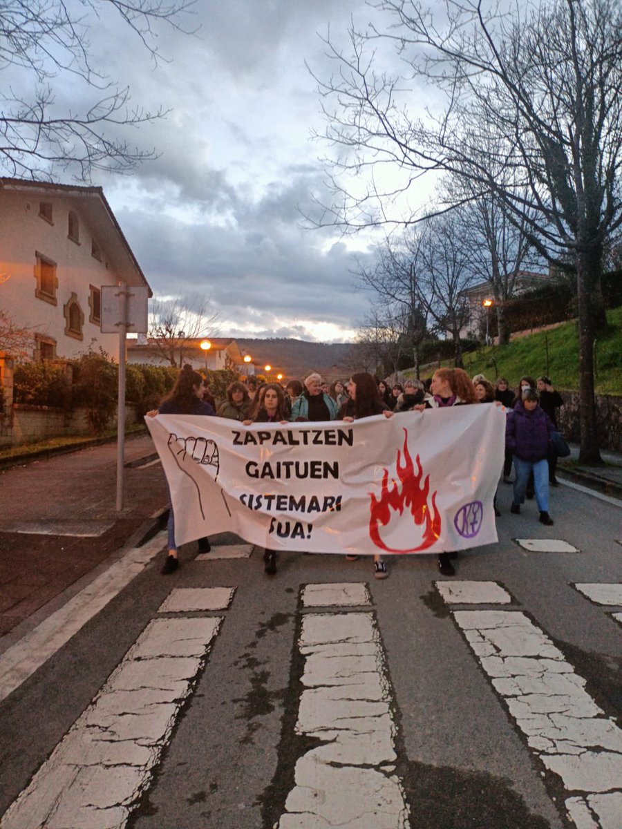 Gaur, beste behin ere, kaleak hartu ditugu! 
Zapaltzen gaituen sistemari SUA emango diogulako!
Gora borroka feminista!🔥💜

<a href="/BuruntzaNeskak/">Buruntzaldeko Neska* Gazteak</a> 
@EH_NeskaGazteak