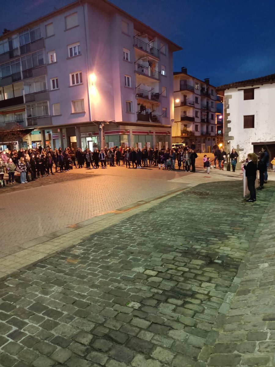 Amaitzeko, ekitaldia egin degu Mikel Laboa plazan! 🤩✨ 
Mila esker gerturatu zareten guztioi!!

<a href="/BuruntzaNeskak/">Buruntzaldeko Neska* Gazteak</a> 
@EH_NeskaGazteak