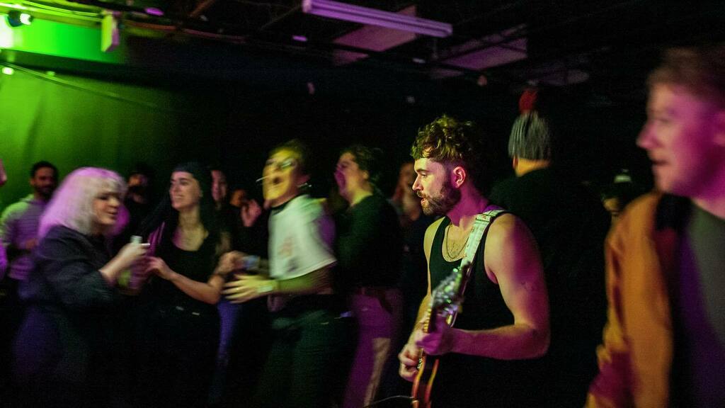 shadowfoxphoto's tweet photo. @_anthony_worden playing at @iowacitygabes.
.
.
.
.
.
. 
#Livemusic #gigs #iowacity #iowa #ia #gigphotography #bandphotography #musicphotography #concert #concertphotography #rockphotography #gigphotographer #aroundiowa #319illgrammers #nikon #nikond700 … https://t.co/nU0zb9wG7t https://t.co/FRFu9B45Jv