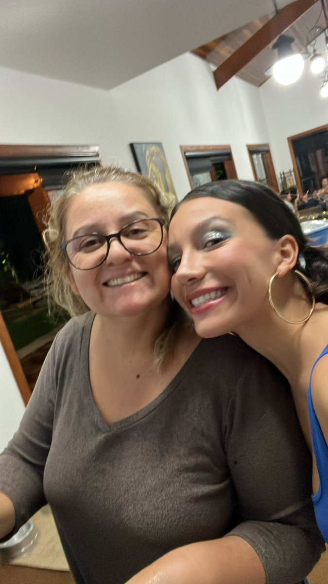 _apriscilla_'s tweet photo. Hoje é Dia da Mulher e eu quero aproveitar pra exaltar as ÍDOLAS da minha vida: mulheres que me inspiram e que sempre estiveram ao meu lado. Mami e irmã, obrigada por tudo! Agora eu quero ver as ídolas de vocês. Comentem com fotinhos: 
#JoinTheIdoles #ICanWeWill #LancomeBR https://t.co/erV8h9csxa