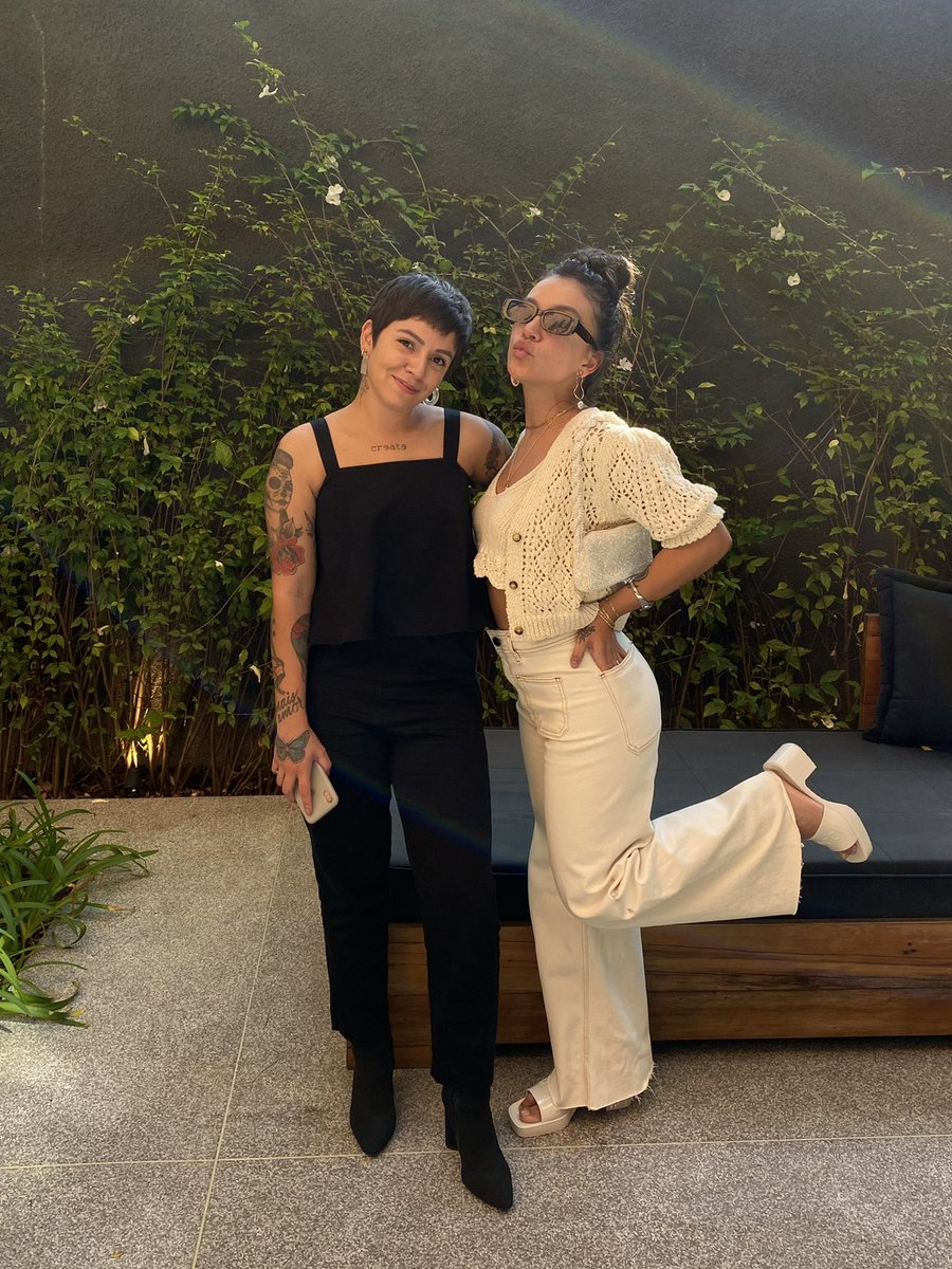 _apriscilla_'s tweet photo. Hoje é Dia da Mulher e eu quero aproveitar pra exaltar as ÍDOLAS da minha vida: mulheres que me inspiram e que sempre estiveram ao meu lado. Mami e irmã, obrigada por tudo! Agora eu quero ver as ídolas de vocês. Comentem com fotinhos: 
#JoinTheIdoles #ICanWeWill #LancomeBR https://t.co/erV8h9csxa