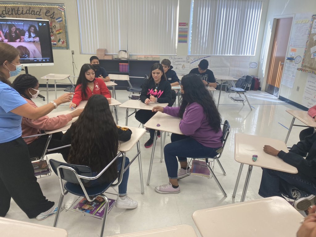 presleycharles's tweet photo. It was great being in our Advance Spanish class @WatkinsSeminol1 they were doing an activity that encompass language, culture and art! #forwardsteps https://t.co/UT1FAoAUT0