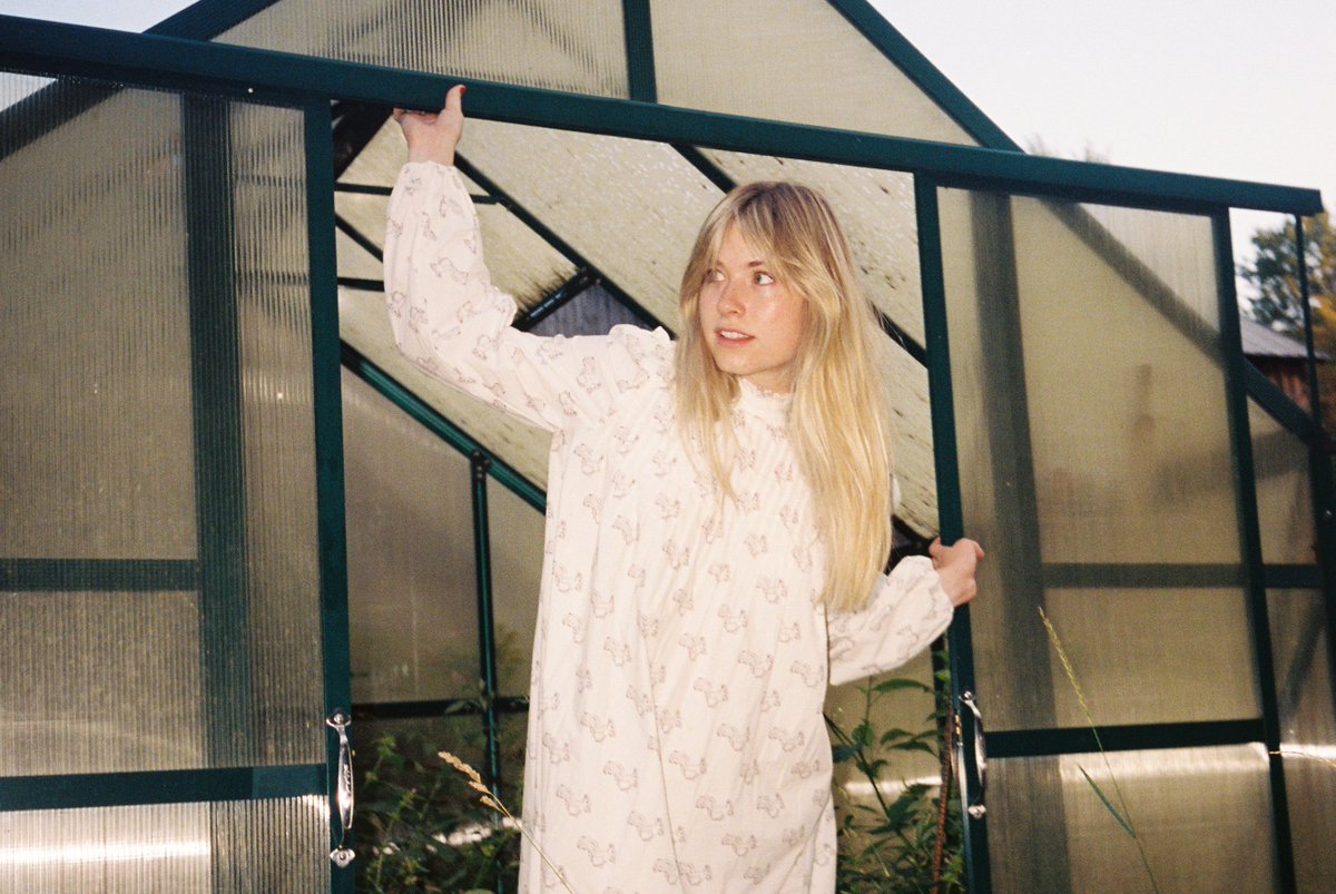 Kate Bollinger (<a href="/katebsongs/">Kate Bollinger</a>) announces new EP, shares “Who Am I But Someone.”

thefader.com/2022/03/08/kat…