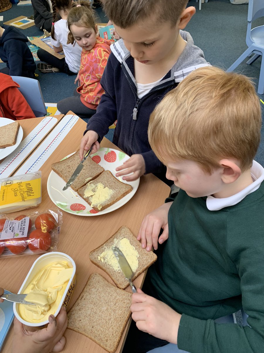 LReesCBPSA's tweet photo. First hand experience of making a healthy sandwich this afternoon as part of our ‘ healthy me’ PHSE work. Data collection too as we created a tally chart and discovered that cheese was the most popular filling. @mrchambersyr5 @CastleBatch https://t.co/6NRiBlHTrT