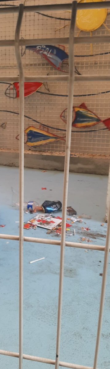 Farents1's tweet photo. Bjr @fontenay92, école = nouveau lieu de rencontre des noctambules ?
Mégots de cigarettes/joints, canettes de bières, bris de bouteilles... retrouvés dans la Maternelle Jean Macé le jour de la rentrée.
Ce ne serait pas une 1ere. Quel plan d'action / sécurisation a été retenu ? https://t.co/Pp9Y8NIXEm