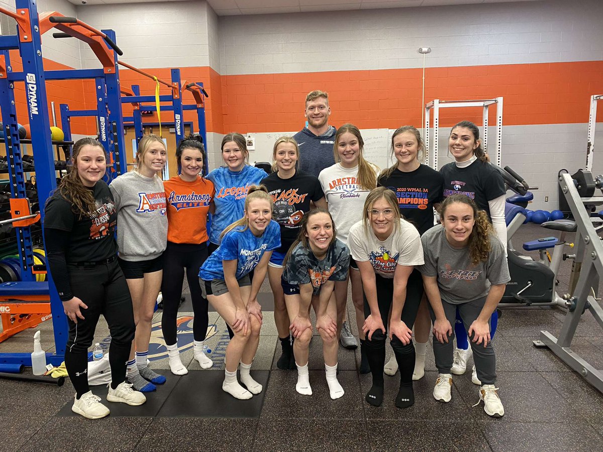 HawksSOFTBALL22's tweet photo. such a pleasure to share the weight room today with nfl star @Nbowers28!! #armstrongpride #rollhawksππ§‘ https://t.co/gwRXvzO5sQ