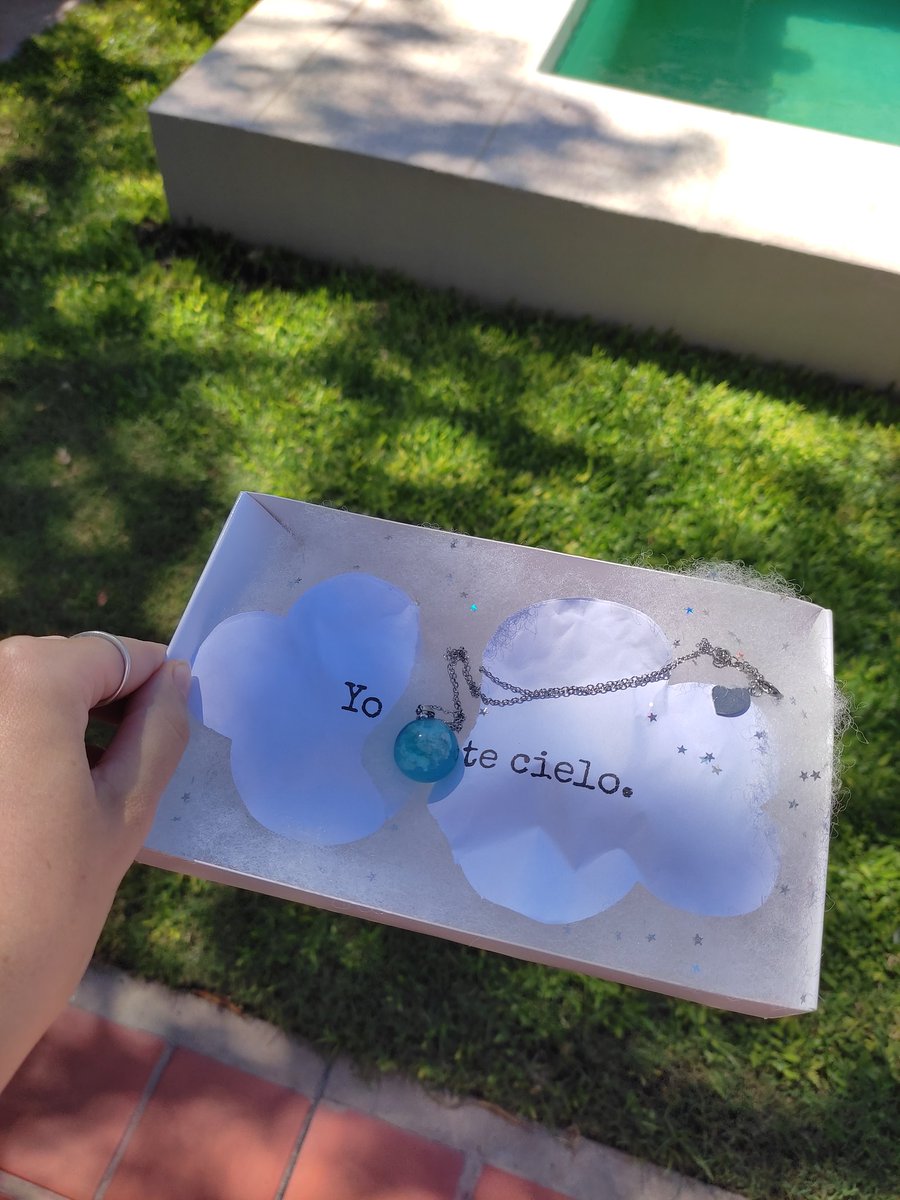 MartinaRiff's tweet photo. Hace poquito mi mamá me dijo "te regalaría el cielo si pudiera con tal de verte bien" y me lo regaló. Un pedacito de cielo para llevar siempre conmigo. Un pedacito de cielo que brilla cuando la noche se vuelve muy oscura. Mi mamá es todo 💙 https://t.co/2o4RXlUnCm