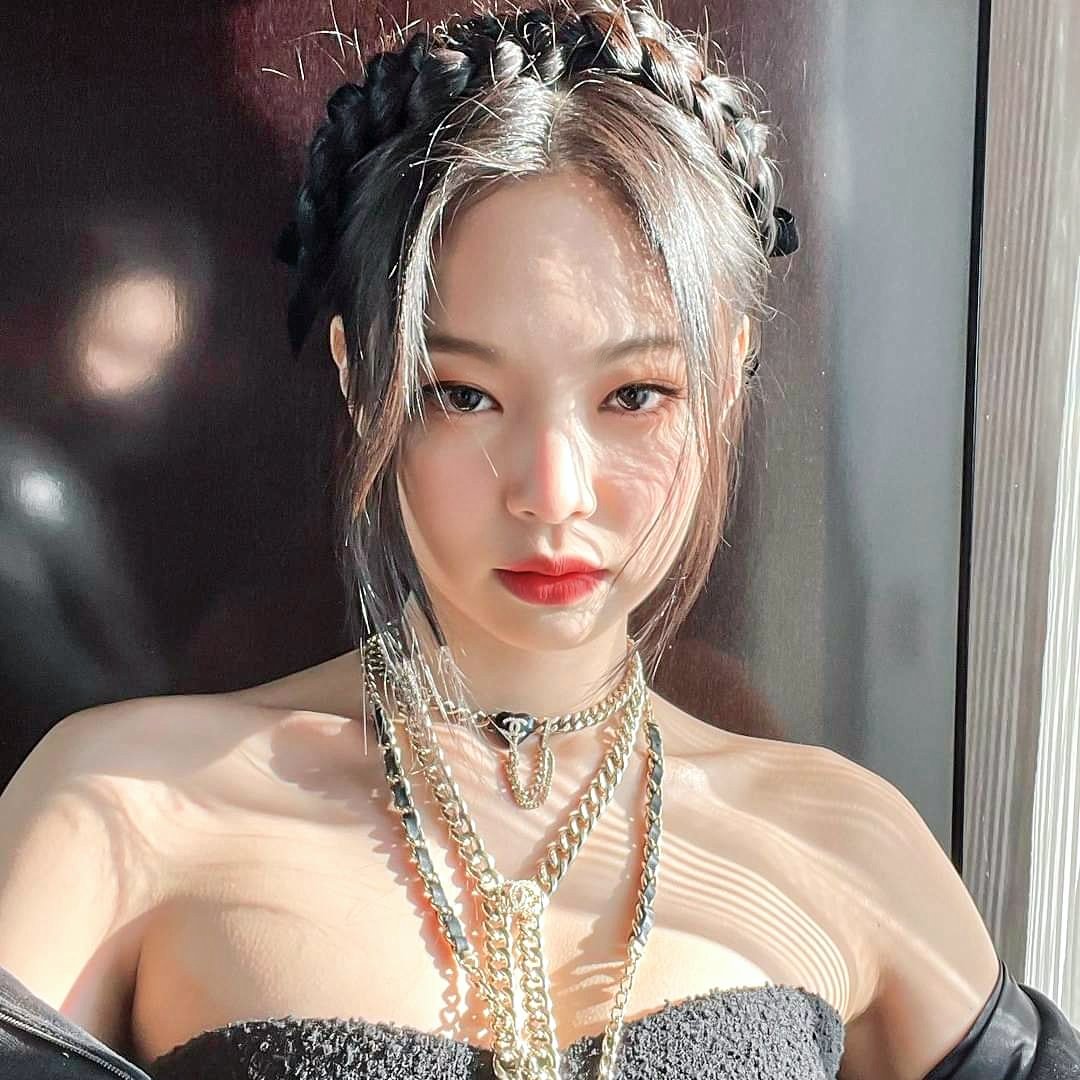 JennieKim_Jen's tweet photo. ปากแดงคือที่สุดดดด . ล่าสุดคือแม่ๆต้องมาหาแต่งรูปทาลิปแดงให้ลู้กสาวทุกงาน 🤣🤣 #JENNIE https://t.co/JOSZ4WH1UA