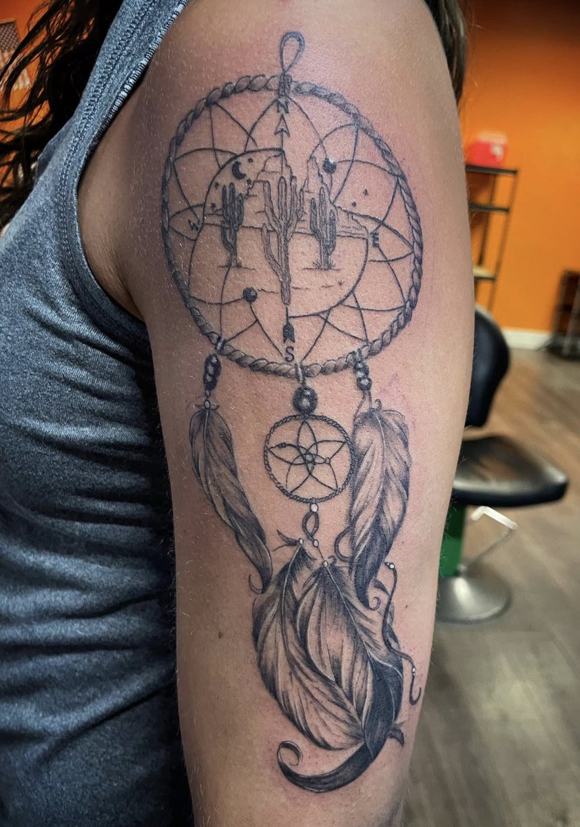 pariscoffin's tweet photo. absolutely obsessed with this piece!! My tattoo guy Will is literally phenomenal with his work😍😍😍 https://t.co/2yueau1KR0