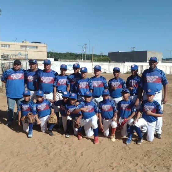 pequenasligasve's tweet photo. Este martes arrancó la #SemifinalInfantilZulia con resultados favorables para Cacique Mara y Coquivacoa.
Cacique Mara venció a primera hora a Luz Cabimas con pizarra de 7-0, mientras que Coquivacoa también blanqueó a su contrincante de Sierra Maestra con marcador de 2-0. https://t.co/lFvJesIWPX
