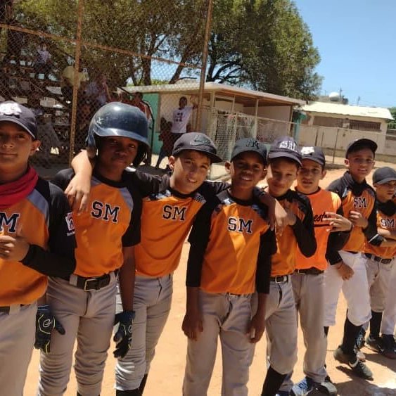 pequenasligasve's tweet photo. Este martes arrancó la #SemifinalInfantilZulia con resultados favorables para Cacique Mara y Coquivacoa.
Cacique Mara venció a primera hora a Luz Cabimas con pizarra de 7-0, mientras que Coquivacoa también blanqueó a su contrincante de Sierra Maestra con marcador de 2-0. https://t.co/lFvJesIWPX