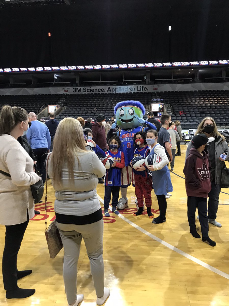 We’re live on location at @BudGardens tonight ahead of the <a href="/Globies/">Harlem Globetrotters</a> Spread Game tour. Not a bad night to drive out either! Expect clear skies and a fresh night ahead! <a href="/CTVLondon/">CTV London</a> #LdnOnt
