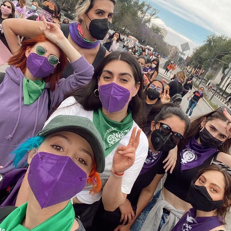 nathranjas's tweet photo. 💜 | Más fuertes y combativas que nunca.

“Vivimos en una sociedad muy machista, muy patriarcal, pero afortunadamente tenemos gente afuera gritando por nosotras, rayando el Ángel y exhibiendo nuestro mensaje públicamente.” — Nath Campos (@nathcampost).

#8Marzo2022 #NiUnaMenos . https://t.co/rKrxjuuWzq