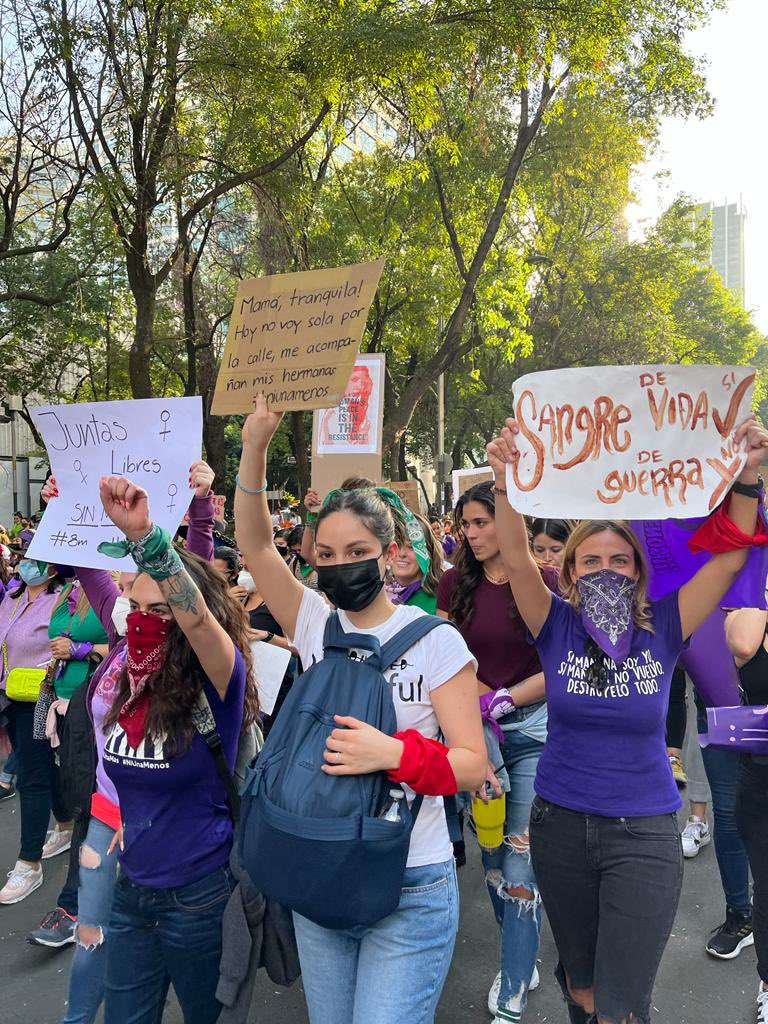 digna_mx's tweet photo. El primer bloque rojo en una marcha de #8M en MÉXICO 🇲🇽 nuestra voz se alza para exigir que la menstruación digna sea un derecho y no un privilegio 🩸❤️✨ https://t.co/VEC0HYlQvN