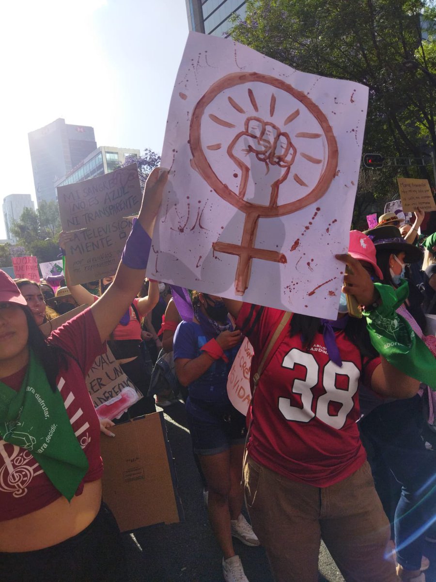 digna_mx's tweet photo. El primer bloque rojo en una marcha de #8M en MÉXICO 🇲🇽 nuestra voz se alza para exigir que la menstruación digna sea un derecho y no un privilegio 🩸❤️✨ https://t.co/VEC0HYlQvN