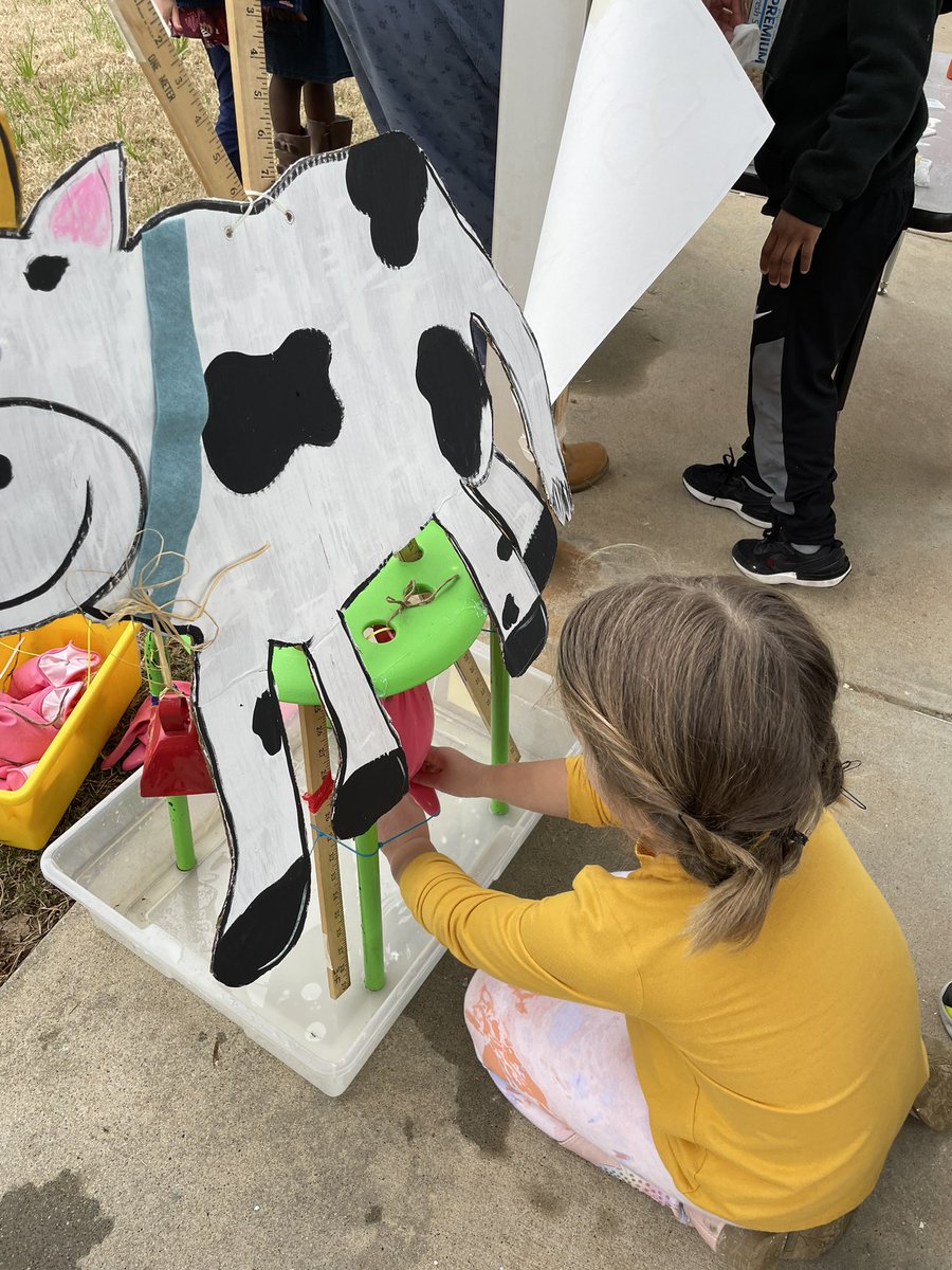 sanders_CLES's tweet photo. Milking cows, making butter, and eating ice cream was a fun way to learn about the farm @CLESCardinals @fcboe https://t.co/n7p6waH7jK