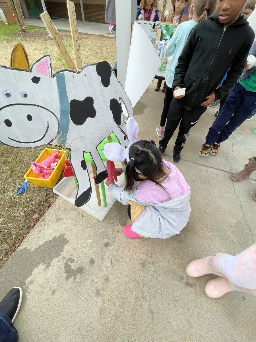 sanders_CLES's tweet photo. Milking cows, making butter, and eating ice cream was a fun way to learn about the farm @CLESCardinals @fcboe https://t.co/n7p6waH7jK