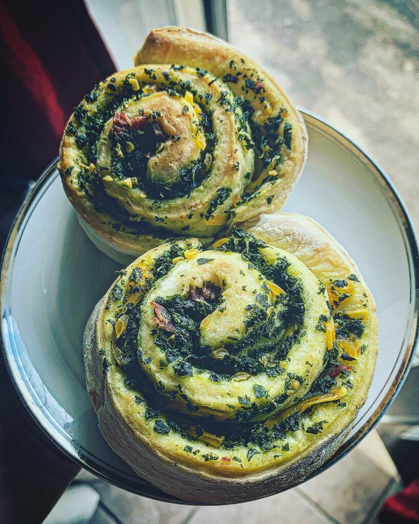localedibles's tweet photo. Savory rolls filled with a curly kale,rainbow chard,collards and carrot top pesto. Plant based cheddar and salami #homecooking #homecook #homecooked #savory #spelt #speltbread #eatyourgreens #plantbasedcheese #breadmaking #breadbaking #breadlover https://t.co/kW8dlKu3Pc https://t.co/yDGfaUUozG
