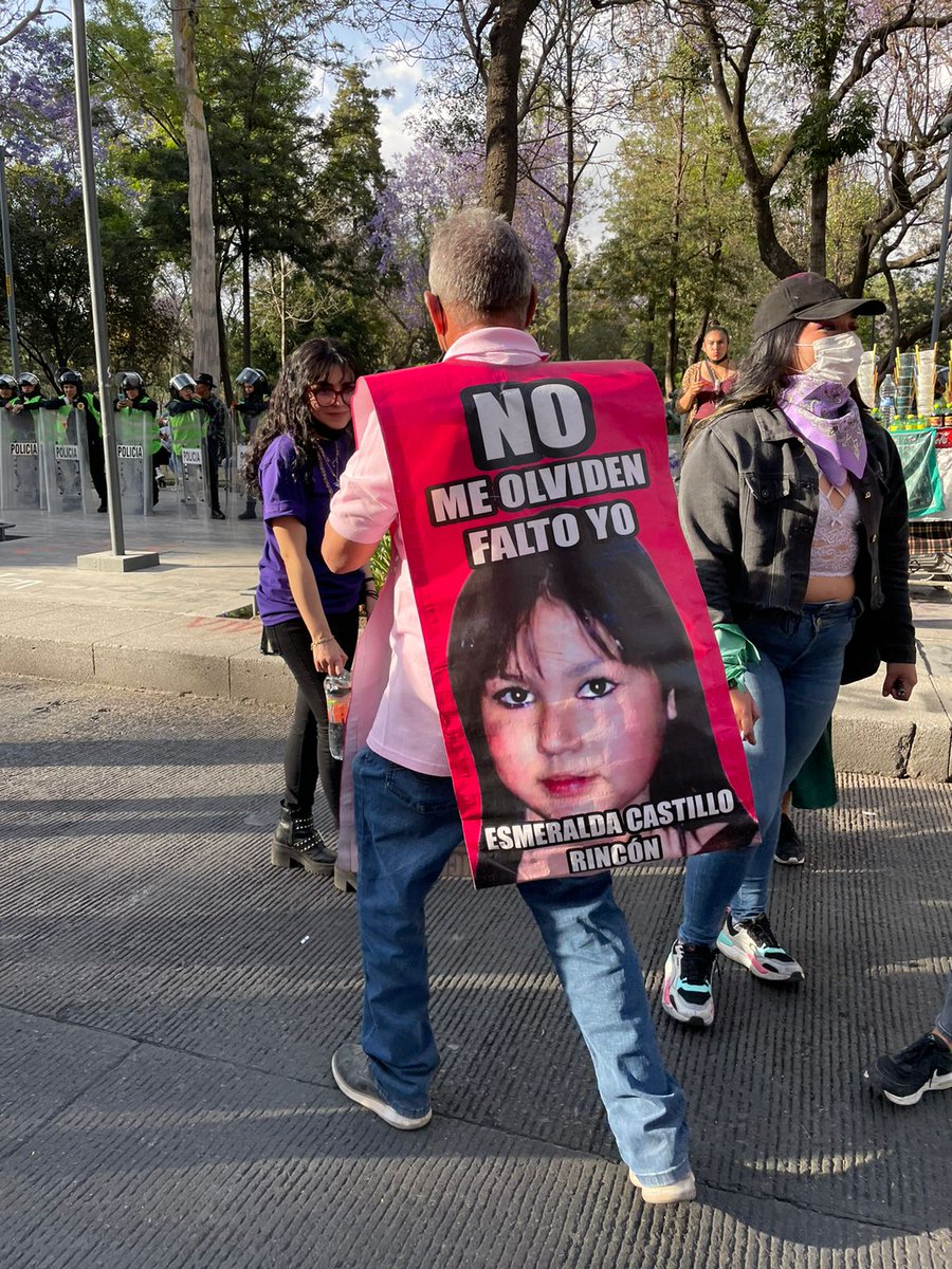 sopitas's tweet photo. Hace casi 13 años, Esmeralda Castillo desapareció en Ciudad Juárez, Chihuahua. 

Desde que desapareció su papá José Luis Castillo, no ha parado de buscarla y hoy se encuentra presenta en la marcha por el #8M 😞💔 

#8Marzo2022 #DiaInternacionalDeLaMujer #8M2022  #NiUnaMenos https://t.co/VNjul4gGnx