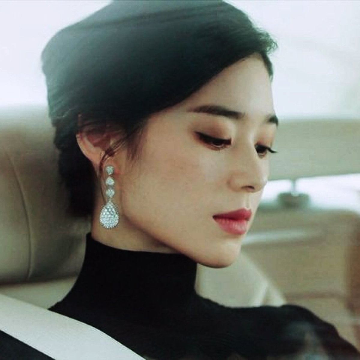 BaeDoonaBrasil's tweet photo. [#DiaDaMulherDramland]

JUNG EUNCHAE: A atriz e modelo da SM Entertainment, com o visual de vilã elegante mais aclamado da Dramaland.

Para o #FanbaseIndicaFanbase, trouxemos uma thread especial sobre a fancy visual da Coreia. https://t.co/LkXELAZWEH