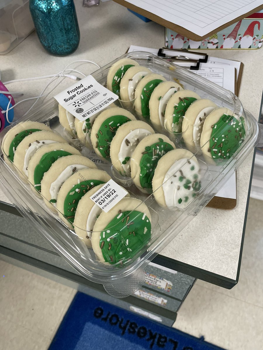 SanderKinder's tweet photo. Mr. Collins took some time out of his day to come read to kindergarten! We also loved the cookies he brought with too! @StClairCyclones https://t.co/02uNwp2nxk