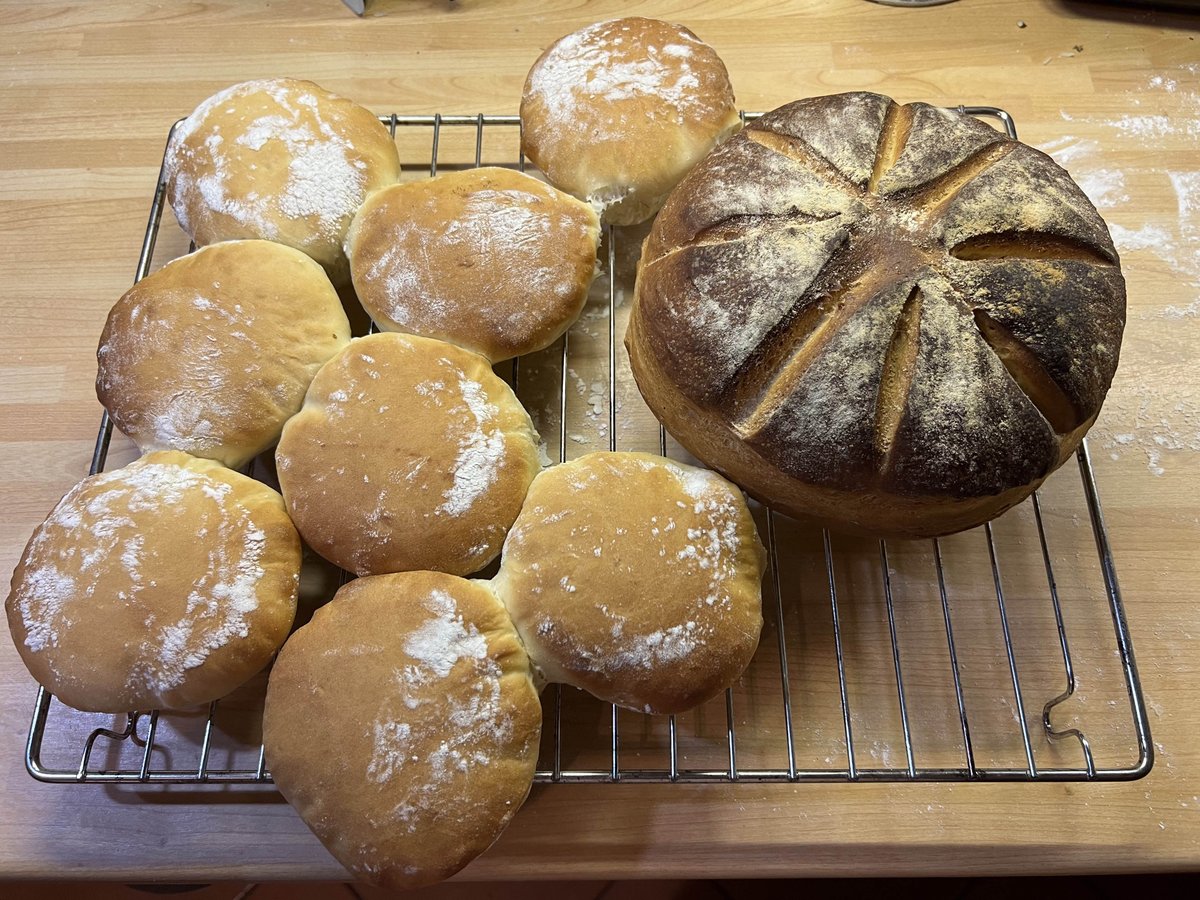 TylaGlasBees's tweet photo. A bit of late night baking in the Tyla Glas house, I think it’s too late to eat half the hot loaf covered in melted butter #shouldhavestartedearlier https://t.co/dNc2ByUzY0